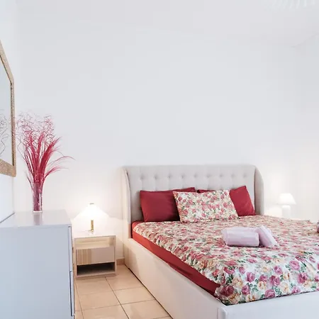 Iris Apartment *