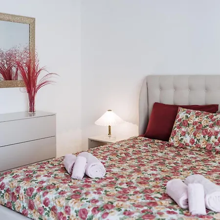 Iris Apartment *