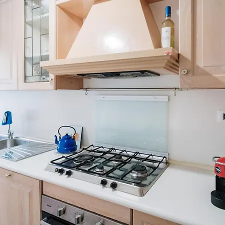 Iris Apartment *