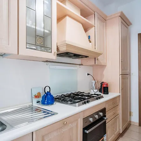 Iris Apartment *